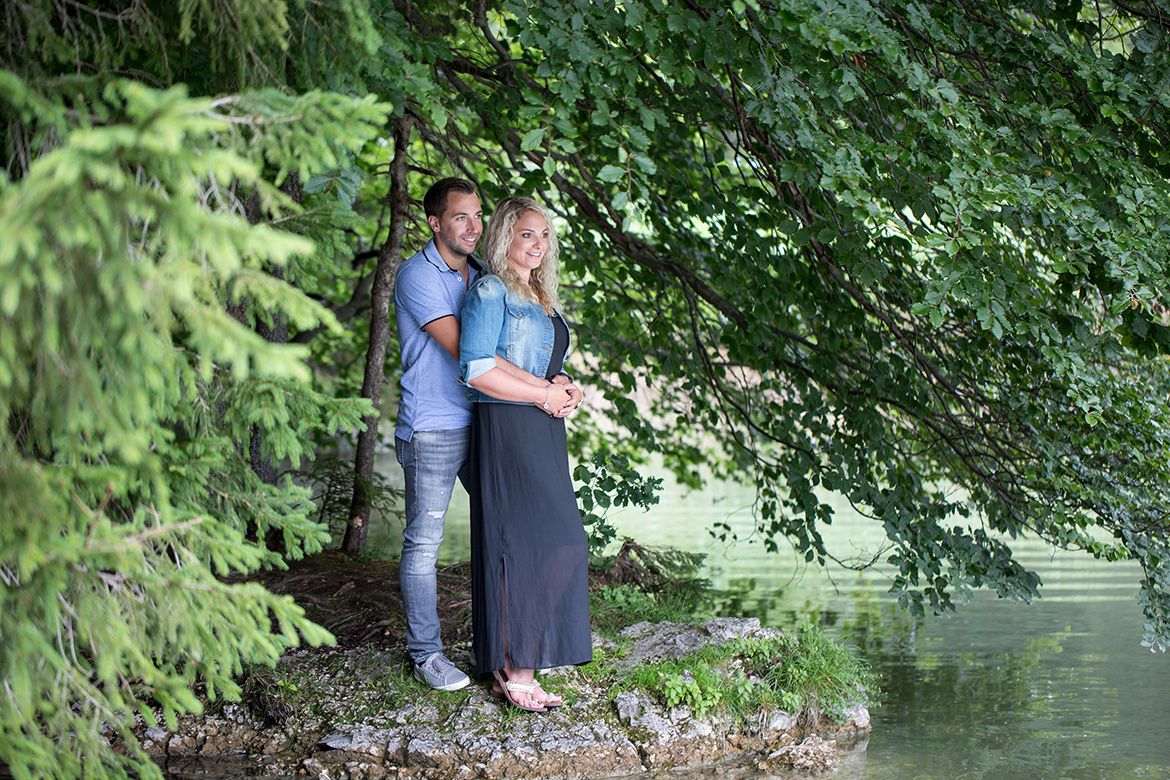 Paarfotos im Wald am See