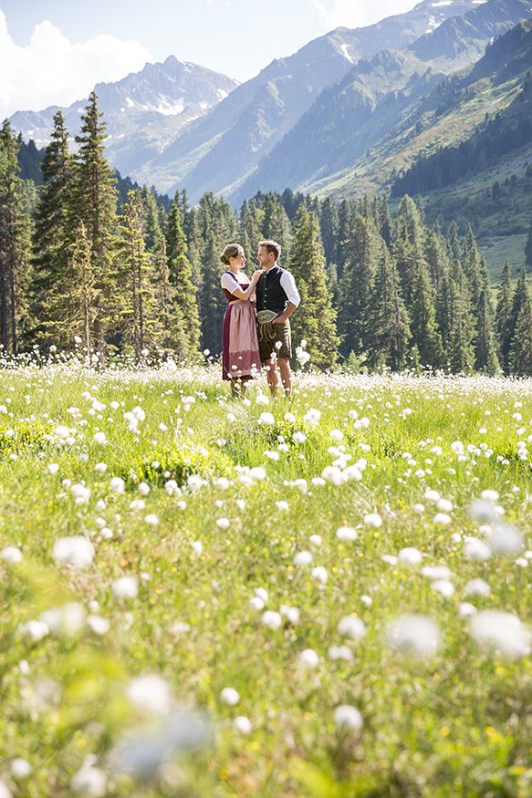 Lifestyle Paarfoto in Blumenwiese