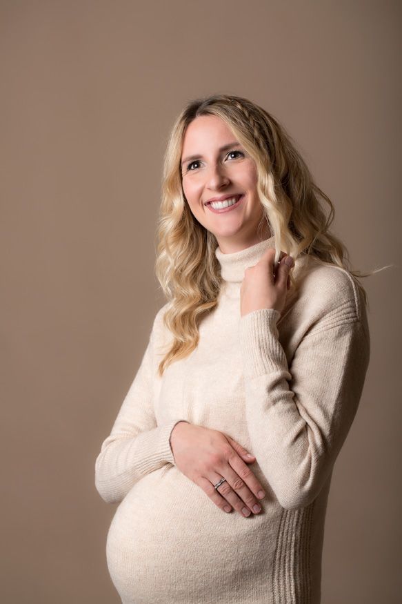 Babybauchshooting im Studio in Tirol