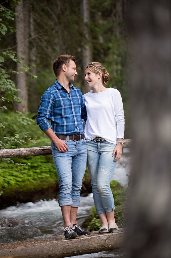 Lifestyle Paarfoto im Wald in Tirol
