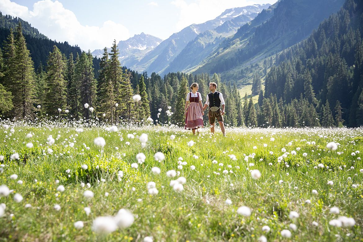 Lifestyle Paarfoto in Tiroler Bergen