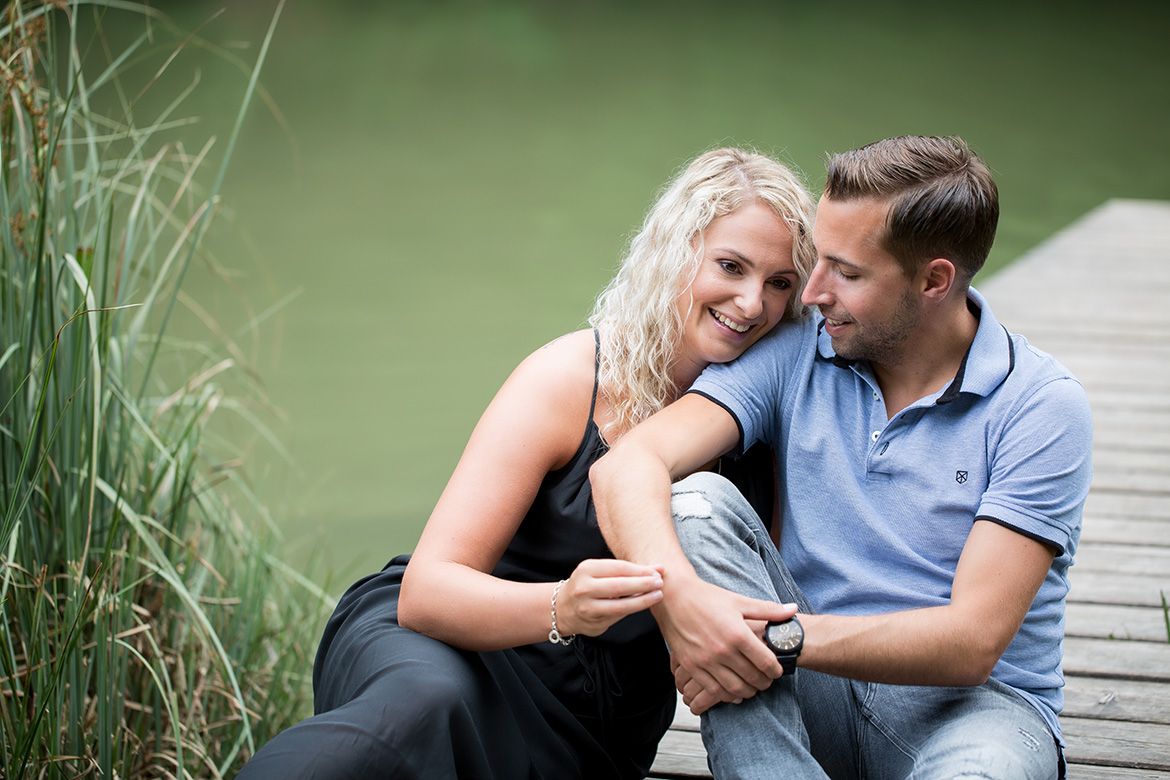 Paarfotos auf dem Steg am See