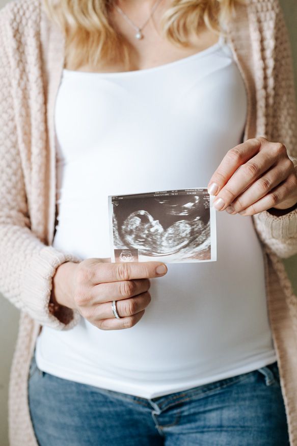 Schwangerschaftsshooting im Studio in Tirol